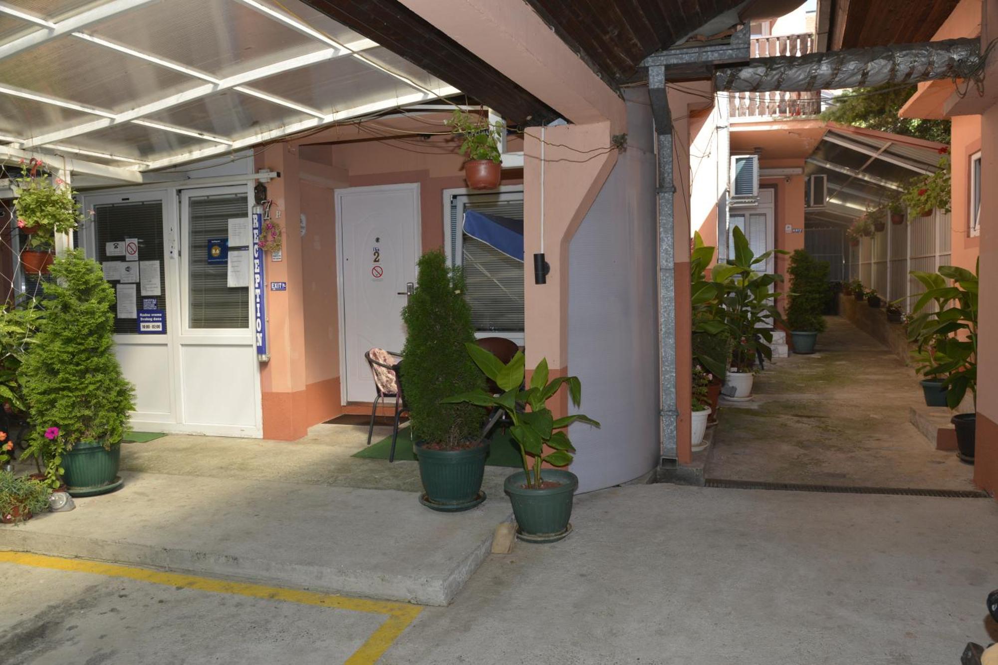 Apartments & Rooms -Mdl Lazic Belgrado Exterior foto
